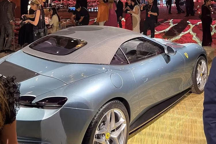 Chiếc xe mui trần Ferrari Roma Spider có vô lăng được "mài giũa và tinh tế hơn". Nó có tính năng điều khiển cảm ứng lõm, dễ tìm hơn nhiều so với điều khiển phẳng được sử dụng trên chiếc coupe. Ngoài ra, hệ thống đánh lửa gắn trên vô lăng giờ đây có đèn nền màu đỏ để nâng cao trải nghiệm. Người mua cũng có thể nhận được tùy chọn sưởi cổ cho ghế trước có sưởi 18 hướng.