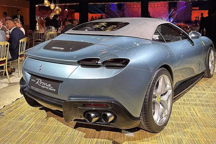 Điểm nhấn của sự kiện này là màn ra mắt 2 chiếc siêu xe Ferrari Roma Spider 2023 mới, 1 mang màu đen và xe còn lại màu xanh nhạt. Những hình ảnh trực tiếp về siêu xe mui trần Ferrari Roma Spider tại sự kiện này sẽ giúp cho độc giả của chúng tôi có thể cảm nhận chân thật nhất về chiếc xe mới tinh của hãng xe Ý.