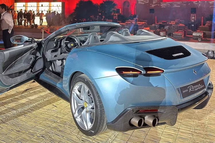 Những trang bị này cho phép Ferrari Roma Spider có thể tăng tốc từ vị trí xuất phát lên 100 km/h chỉ trong thời gian 3,4 giây. Tốc độ 0-200 km/h, siêu xe Ferrari Roma Spider cần thời gian 9,3 giây, trước khi đạt tốc độ tối đa hơn 320 km/h. Các thông số này y hệt bản Coupe. Mức giá xe Ferrari Roma Spider 2023 hiện chưa được công bố chính thức.