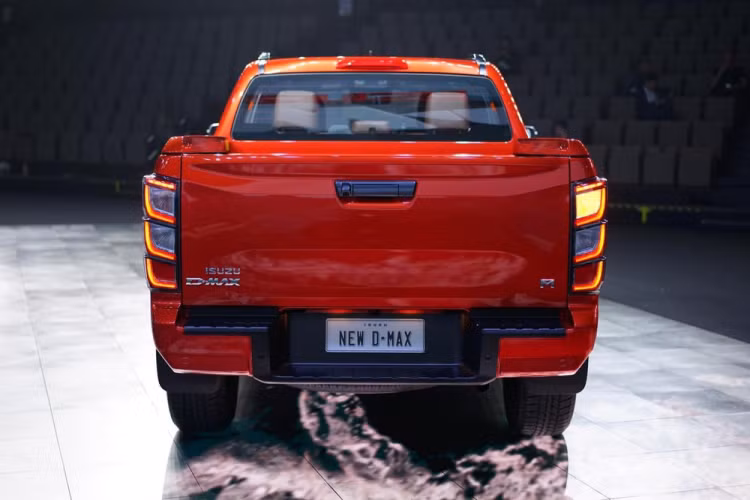 Xe vẫn có 2 tùy chọn động cơ diesel như phiên bản cũ, đầu tiên là máy 4 xi-lanh, tăng áp, dung tích 1.9L với công suất tối đa 150 mã lực và mô-men xoắn cực đại 350 Nm.