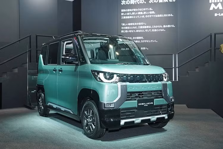 Để kỷ niệm 55 năm ra mắt dòng xe Delica, hãng Mitsubishi đã chính thức giới thiệu Delica Mini ở triển lãm Tokyo Auto Salon 2023 hiện đang diễn ra tại Nhật Bản. Hiện hãng Mitsubishi đã bắt đầu nhận cọc dành cho phiên bản thu nhỏ của Delica. Dự kiến, đến mùa hè năm nay, Mitsubishi Delica Mini 2023 mới chính thức được bày bán ở xứ sở hoa anh đào.