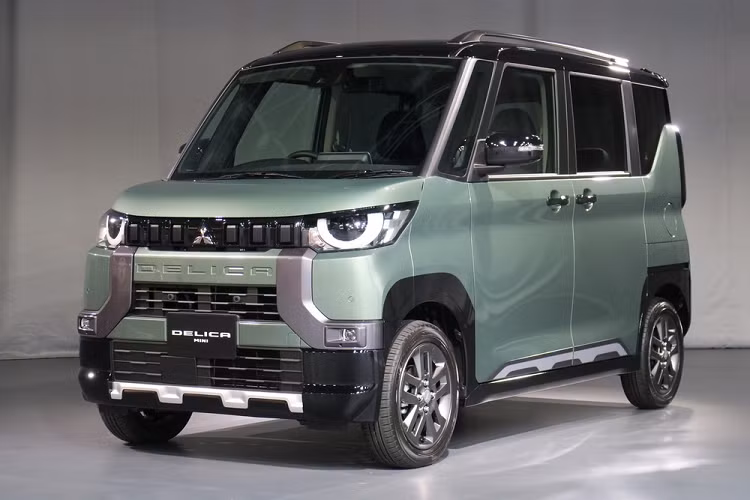 Tại thị trường Nhật Bản, giá xe Mitsubishi Delica Mini 2023 có mức dao động từ 1,8 - 2,25 triệu Yên (khoảng 329 - 412 triệu đồng). So với những mẫu xe kei car cùng phân khúc như Suzuki Spacia hay Daihatsu Tanto Fun Cross, tân binh nhà Mitsubishi có giá cao hơn.