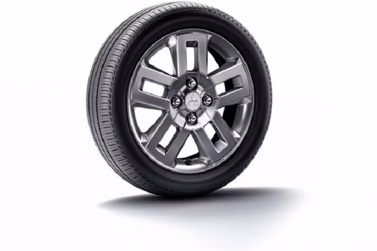 Trong khi đó, ở khu vực phía sau của Mitsubishi Delica Mini, xe được trang bị đèn hậu và đèn phản quang đều nằm dọc. Cản sau được sơn màu đen với ốp màu bạc tương tự cản trước. Cửa cốp cũng được dập dòng chữ "Delica" như đầu xe.