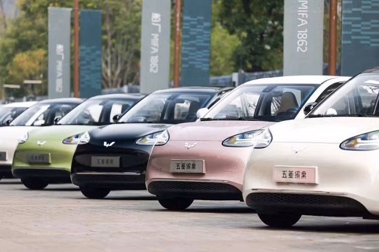 Cụ thể, Wuling đã bán được 18.015 chiếc Bingo trong tháng 5, tăng 9,9% so với tháng 4, 1 kỷ lục khiến nhiều hãng xe phải thèm khát. Điều này cho thấy, liên doanh GM-SAIC-Wuling đang gặp hái rất nhiều thành công về thương hiệu xe Wuling của mình.