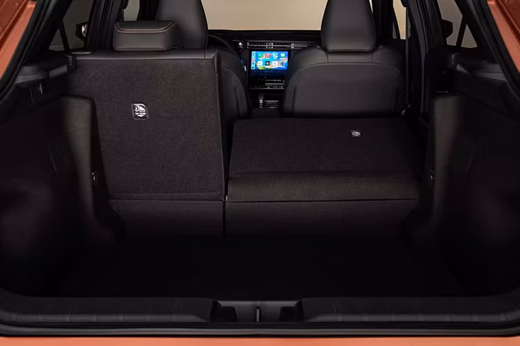 Ghế của Lexus LBX 2024 được bọc bằng chất liệu da cao cấp. Tuy nhiên, mẫu SUV cỡ B này lại không có cửa gió điều hòa dành cho hàng ghế sau. Phía sau là khoang hành lý có thể tích 332 lít ở phiên bản dẫn động cầu trước.