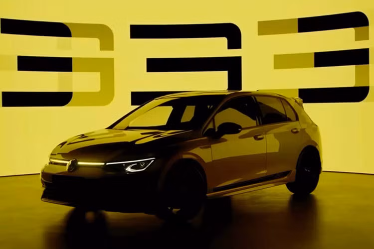 Siêu phẩm Volkswagen Golf R 333 Limited Edition đặc biệt này chỉ được sản xuất với số lượng giới hạn 333 chiếc. Dù sở hữu giá bán đắt đỏ so với những mẫu xe cùng phân khúc nhưng Golf R 333 Limited Edition vẫn thu hút không ít sự quan tâm của mọi người.