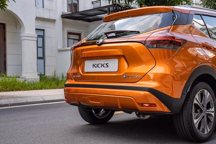 Tương tự Toyota Yaris Cross và Corolla Cross, Nissan Kicks e-Power cũng là xe hybrid. Tuy nhiên, mẫu xe nhà Nissan dùng hệ truyền động hybrid dạng nối tiếp thay vì song song như 2 đối thủ mang thương hiệu Toyota.