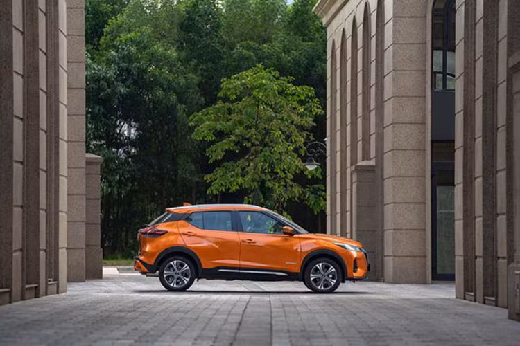 So với một số đối thủ trong cùng phân khúc như Hyundai Creta, Kia Seltos hay Toyota Yaris Cross, mẫu SUV cỡ B nhà Nissan có giá cao hơn. Đây là một bất lợi không nhỏ đối với Kicks e-Power, đó là chưa kể đến việc phụ tùng thay thế của xe Nissan ở Việt Nam cũng khá đắt đỏ khiến nhiều khách hàng cảm thấy e ngại khi "xuống tiền".