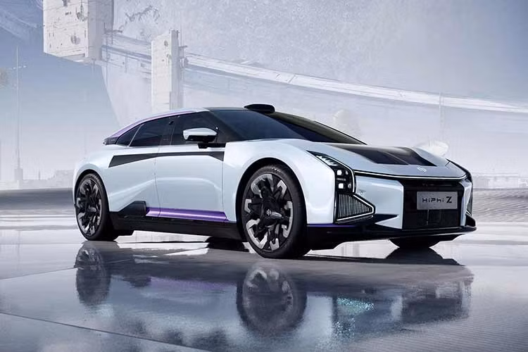Lưới tản nhiệt dạng kín phía trước của xe được trang bị chức năng đóng mở chủ động giúp làm mát tốt hơn và giảm lực cản của gió ở tốc độ cao, kèm bộ đèn LED và viền lưới tản nhiệt kiểu mới, đồng thời loại bỏ đèn tương tác thông minh ISD trên toàn bộ xe. Về kích thước thân xe, chiều dài, chiều rộng và chiều cao của xe mới lần lượt là 5.036 mm x 2.018 mm x 1.439 mm, chiều dài cơ sở là 3.150 mm.