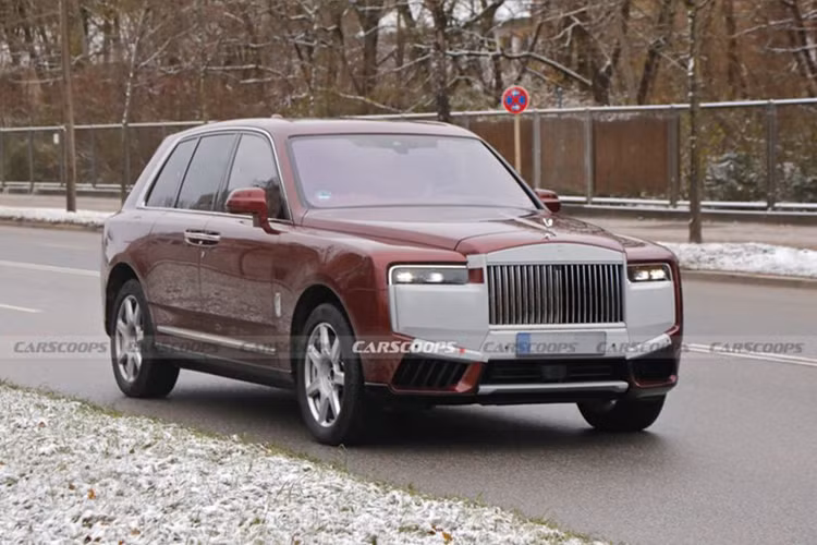 Năm 2015, Rolls-Royce ra mắt Cullinan – mẫu SUV đầu tiên của hãng. Trong những năm tiếp theo, Cullinan đã nhanh chóng trở thành sản phẩm bán chạy nhất của thương hiệu. Giờ đây, mẫu xe rất quan trọng này đang được chuẩn bị cho đợt nâng cấp giữa vòng đời với những thay đổi nhẹ về ngoại thất.