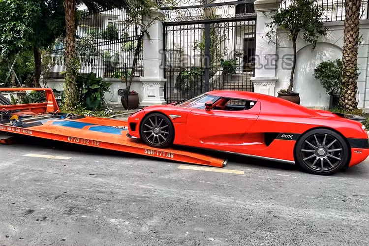 Mới đây, trên mạng bất ngờ xuất hiện hình ảnh của siêu phẩm triệu đô Koenigsegg CCX siêu hiếm trên xe chở chuyên dụng sau một thời gian dài ở ẩn. Ngay sau khi được đăng tải, bài đăng đã rất nhanh thu hút được đông đảo sự chú ý của giới mê xe trong nước, bởi siêu phẩm triệu đô này rộ tin đồn cập bến Việt Nam từ năm 2020 nhưng cho đến nay, Koenigsegg CCX vẫn hiếm khi xuất hiện công khai trên đường phố.
