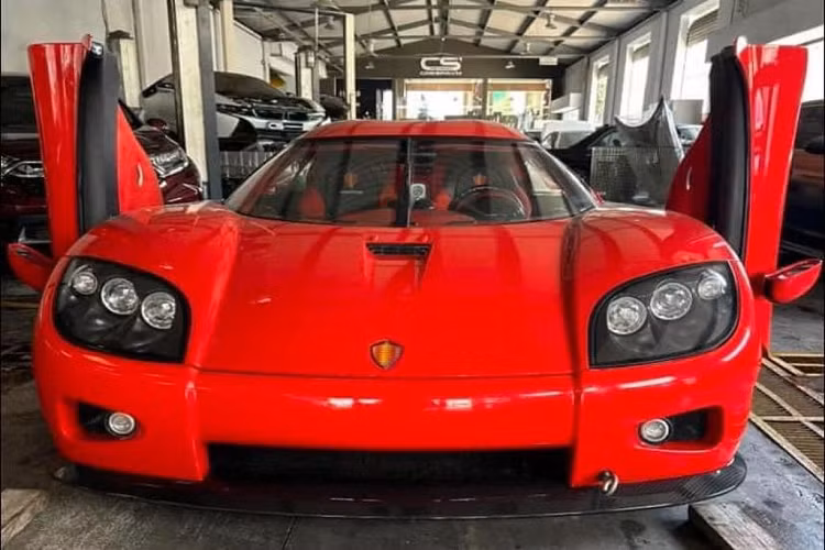 Chiếc Koenigsegg CCX độc nhất Việt Nam này thuộc sở hữu của một đại gia Hải Phòng chơi xe có tiếng. Những chiếc hypercar đến từ Koenigsegg luôn nằm trong danh sách những siêu phẩm hiếm nhất trái đất và thường được cái tỷ phú săn đón.