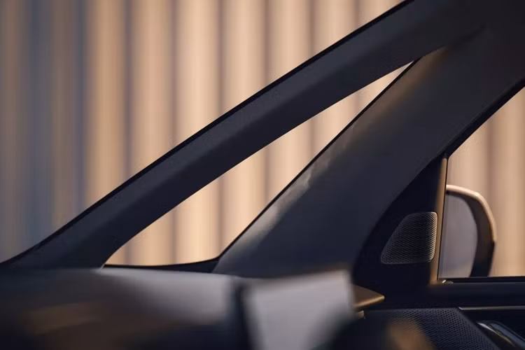 Bộ pin của xe cũng được bảo vệ bằng lớp hợp kim thép đặc biệt. Volvo cho biết hãng không chỉ muốn đảm bảo an toàn cho người ngồi trong xe mà còn cả bộ pin quý giá làm nền tảng cho chiếc MPV.