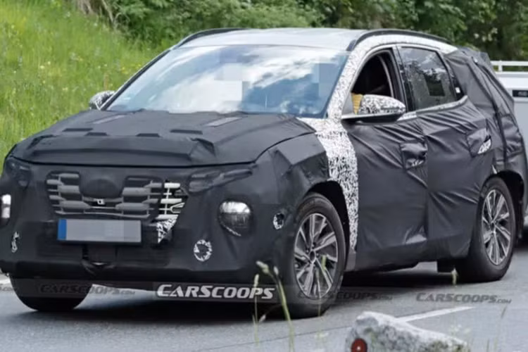 Thời gian gần đây, Hyundai Tucson facelift 2024 thường xuyên bị bắt gặp khi đang chạy thử trên đường. Dù xe được ngụy trang kín mít nhưng người dùng vẫn có thể nhận ra một vài điểm mới ở lần nâng cấp vòng đời này.