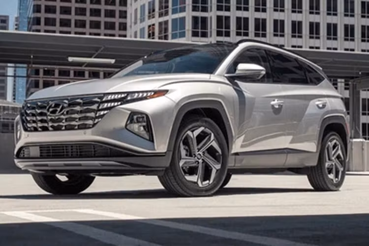 Ở lần trở lại này của Hyundai Tucson, giao diện bên ngoài xe được đồn đoán sẽ có nét tương đồng với bán tải Santa Cruz. Thông thường, ở những lần nâng cấp vòng đời, các xe chỉ được ngụy trang kín ở những khu vực được thay đổi, nhưng với Tucson 2024 thì lại khác.