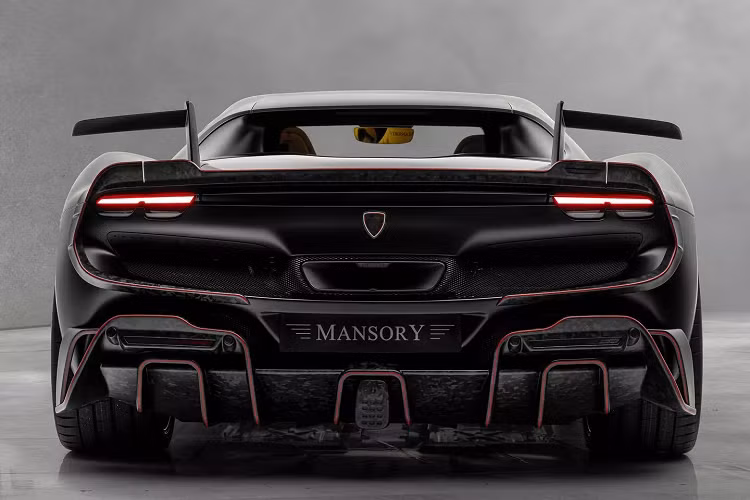 Phần đuôi xe của Ferrari 296 GTB độ Tempesta được Mansory lấy cảm hứng thiết kế từ Ferrari FXX K, có cặp cánh khí động học thay cho cánh gió sau truyền thống. Chiếc xe cũng có nhiều bộ phận bằng sợi carbon đúc như cánh lướt gió ở lip trước và bộ khuếch tán mới.