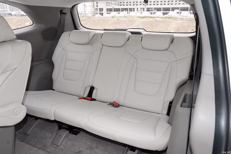 Chiếc Hyundai Custo trong đoạn video trên có logo 380T ở cửa cốp. Điều này chứng tỏ xe dùng động cơ xăng 4 xi-lanh, tăng áp, dung tích 2.0L, sản sinh công suất tối đa 236 mã lực và mô-men xoắn cực đại 353 Nm.