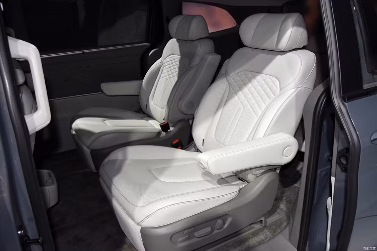Đúng truyền thống của các mẫu xe Hàn Quốc, Hyundai Custo sở hữu trang bị tiện nghi khá đầy đủ như cửa sổ trời toàn cảnh, sạc điện thoại không dây, ghế sưởi/thông hơi, rèm cửa sổ, điều hòa tự động, cửa gió điều hòa dành cho hàng ghế sau và khoang hành lý có thể tích 262 lít, đủ để chứa 6 chiếc va ly 20 lít.