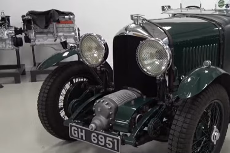 Trong showroom Bentley Kwun Tong, tọa lạc tại khu phố nhộn nhịp nhất nhì ở Hồng Kông, chiếc xe Bentley Blower Continuation hàng hiếm xuất hiện như 1 kiệt tác của lịch sử hãng xe Bentley trong thập kỷ 21 này.