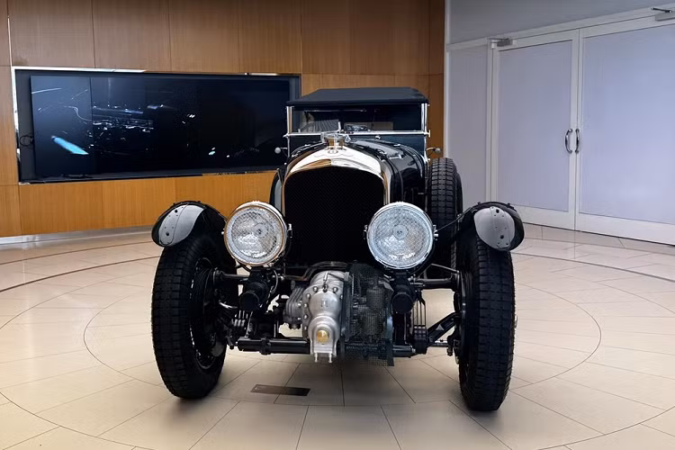 Trong đó, các hãng chuyên lắp động cơ khổng lồ như Bentley siêu sang, Lamborghini, Ferrari hay Rolls-Royce cũng đã có một số động thái nhất định để dần chuyển hết dàn xe của mình sang PHEV hay tương lai là EV.