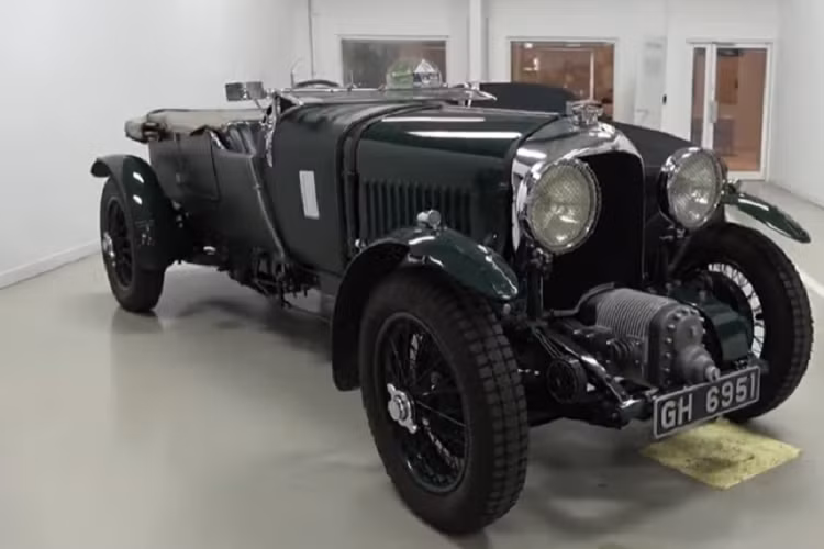 Ngoại thất của xe Bentley Blower Continuation được hoàn thiện trong màu đen bóng với nội thất bọc da màu đỏ Oxblood từ công ty Bridge of Weir, vì là bản dựng từ chiếc xe đua 4½ Lít 1929 nên các kỹ sư của bộ phận Mulliner đã mất 40.000 giờ để làm hoàn toàn thủ công, sử dụng các bản vẽ gốc và dụng cụ trên công xưởng của mình để tạo ra 12 này.