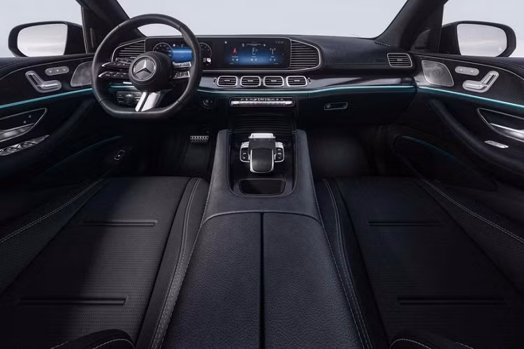 Khi bật chế độ off-road, màn hình sẽ hiển thị phần điểm mù phía trước mũi xe và góc quay đầu xe giúp người lái thao tác dễ dàng hơn. Thay đổi lớn nhất trên Mercedes-Benz GLE facelift nằm ở trang bị vận hành với tất cả các phiên bản đều được điện hóa.