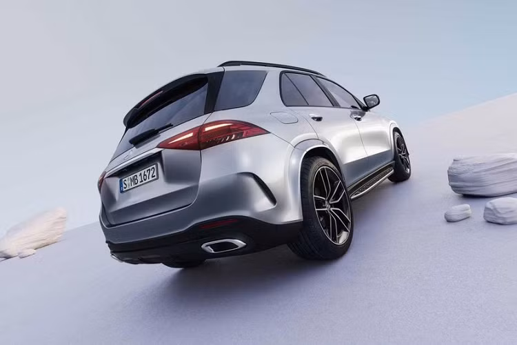 Mercedes-Benz cho biết GLE 400e được trang bị cụm pin 23,3 kWh nhưng chưa công bố phạm vi di chuyển thuần điện của mẫu PHEV này. Với các phiên bản khác, Mercedes-Benz GLE 2024 được trang bị hệ thống mild-hybrid 48 V.