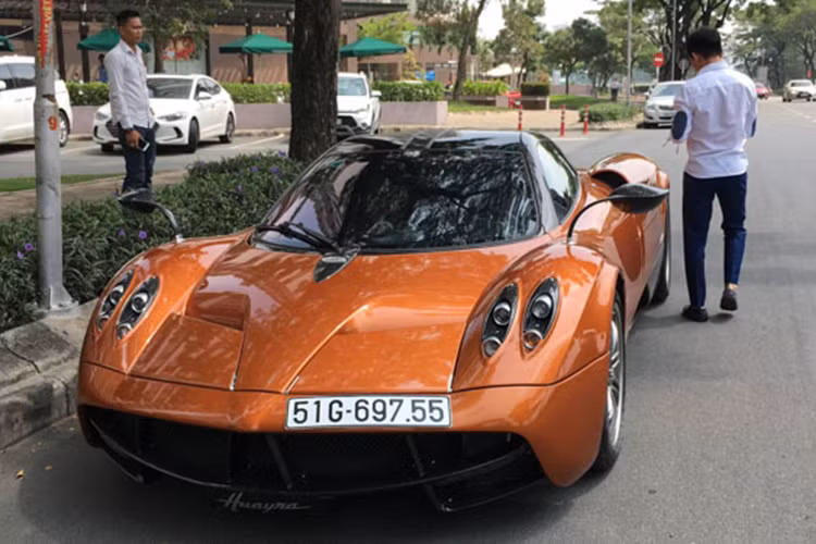"Khi anh xả hết decal, anh lại có được cảm giác đó. Cảm giác mình đã chọn đúng xe rồi. Còn về decal thì nó chỉ là cảm xúc nhất thời thôi", doanh nhân Minh Nhựa chia sẻ trong video. Pagani Huayra độc nhất Việt Nam được đưa về nước từ năm 2016 nhưng mãi đến năm 2018 xe mới được ra biển số.