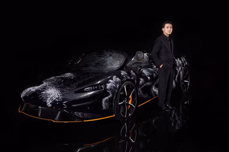 Và theo chia sẻ của chủ sở hữu, chiếc McLaren Elva này có giá lên đến 8 triệu USD (tương đương 190 tỷ đồng), cao hơn rất nhiều so với giá xe McLaren Elva tiêu chuẩn (1,69 triệu USD, tương đương 41,4 tỷ đồng).