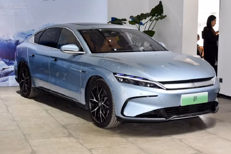 Mức giá xe BYD Han 2023 dành cho 5 phiên bản tại thị trường Trung Quốc được bán ra từ 209.800 nhân dân tệ đến 299.800 nhân dân tệ, tương đương 720 triệu đồng đến 1,03 tỷ đồng.