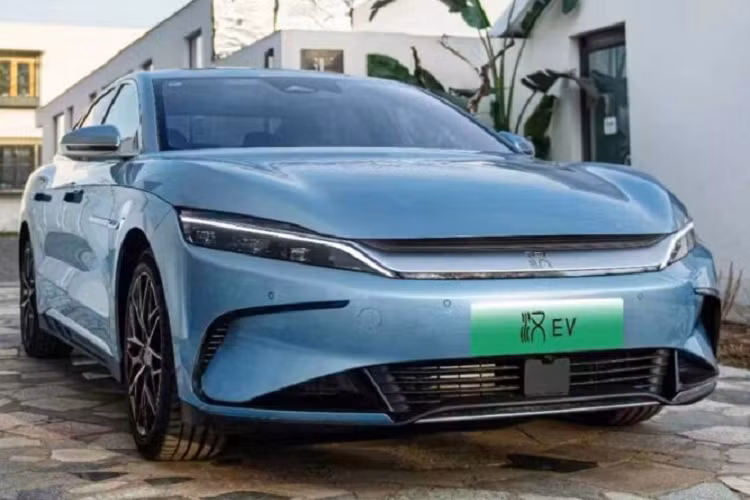 Sau nhiều lần nhá hàng ra mắt cũng như hình ảnh chính thức về xe BYD Han 2023 EV mới khi về đến đại lý, đến nay, mẫu sedan chạy hoàn toàn bằng điện của BYD mới được vén màn với truyền thông Trung Quốc cũng như các khách hàng ở đây. BYD Han 2023 ra mắt thị trường Trung Quốc là phiên bản nâng cấp nhẹ giữ vòng đời