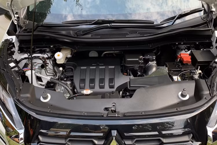 Động cơ này kết hợp với hộp số biến thiên vô cấp CVT mới và hệ dẫn động cầu trước. Xe ở Thái Lan không có hộp số sàn 5 cấp như Mitsubishi Xpander Cross 2023 dành cho Indonesia.