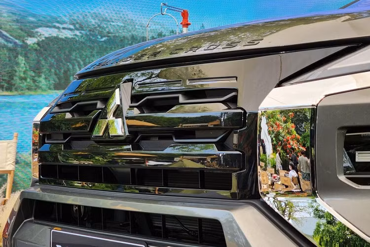 Chưa hết, Mitsubishi Xpander Cross 2023 còn có lưới tản nhiệt mới với kích thước lớn hơn trước. Lưới tản nhiệt được sơn màu đen và bao quanh bằng 2 nẹp mạ crôm tạo thành hình chữ "X" đặc trưng.