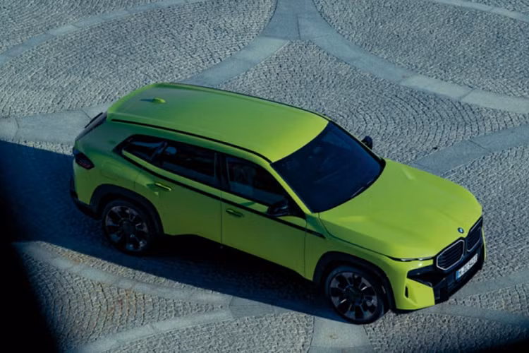 Hiện giá xe BMW XM 50e tại thị trường Trung Quốc chưa được công bố. Chỉ biết rằng, xe sẽ rẻ hơn mức 2,3 triệu Nhân dân tệ (khoảng 7,86 tỷ đồng) của bản cao cấp. Được biết, các đại lý BMW tại Mỹ đang chạy chương trình ưu đãi lớn dành cho dòng XM. Điều này chứng tỏ mẫu SUV hạng sang của BMW không thực sự thành công về mặt doanh số.
