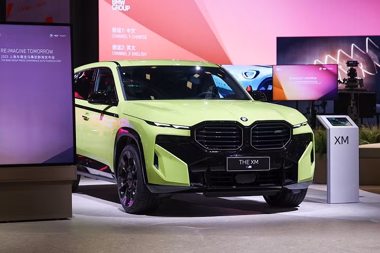 Theo đó, mẫu SUV BMW XM hạng sang này được trang bị hệ truyền động plug-in hybrid (PHEV) nhưng không bao gồm máy xăng V8, tăng áp kép, dung tích 4.4L mạnh mẽ như các phiên bản cao cấp hơn.