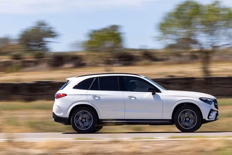 Nằm bên dưới nắp ca-pô của Mercedes-Benz GLC 2023 tại thị trường Mỹ là động cơ xăng 4 xi-lanh, tăng áp, dung tích 2.0L với công suất tối đa 255 mã lực và mô-men xoắn cực đại 400 Nm.