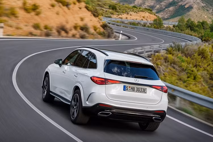 Giá xe Mercedes-Benz GLC 2023 ở thị trường Mỹ là 47.100 USD (khoảng 1,11 tỷ đồng), tăng 3.250 USD so với thế hệ cũ. Tuy nhiên, "đắt xắt ra miếng" vì Mercedes-Benz GLC 2023 sở hữu thiết kế phong cách hơn và trang bị cũng tốt hơn trước.