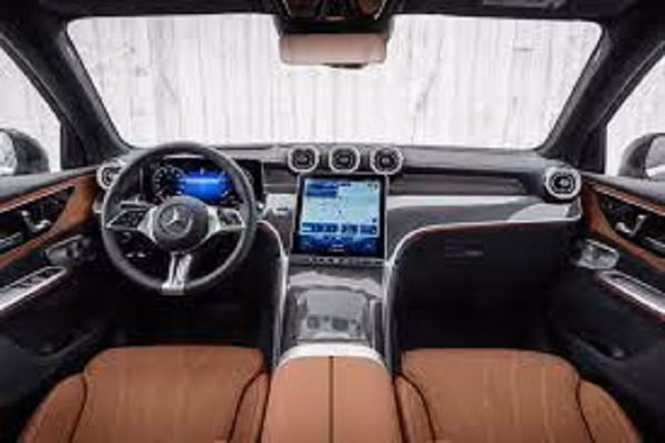Chưa hết, Mercedes-Benz GLC 2023 bản tiêu chuẩn còn có vô lăng bọc da, ghế trước chỉnh điện 16 hướng với có tính năng sưởi/nhớ vị trí, gương chiếu hậu chống chói tự động, sạc điện thoại không dây và hệ thống đèn viền nội thất 64 màu.