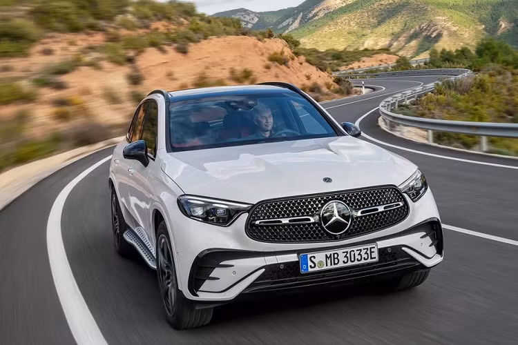 Mercedes-Benz GLC 2023 chinh thuc duoc chot gia, tang 3.250 USD