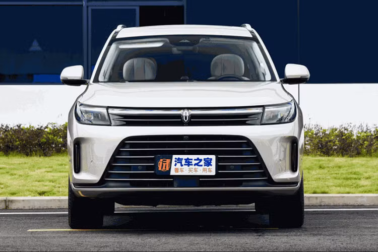 Ở khả năng phối màu, Aito M7 2023 mới có 5 màu thân xe. Ngoài ra, thân xe mới được đúc lại, cấu trúc thân xe được nâng cấp, dây chuyền sản xuất hàn được làm lại và sử dụng vật liệu thân xe bằng thép cường độ cao và composite mới.