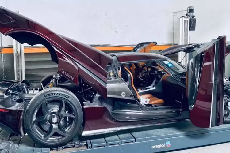 Như vậy, Hoàng Kim Khánh sắp gặp lại siêu xe Koenigsegg Regera sau hơn 1 năm xa cách, và bom tấn này sẽ sớm xuất hiện tại Việt Nam sau khi phải "xuất ngoại" để sửa chữa.