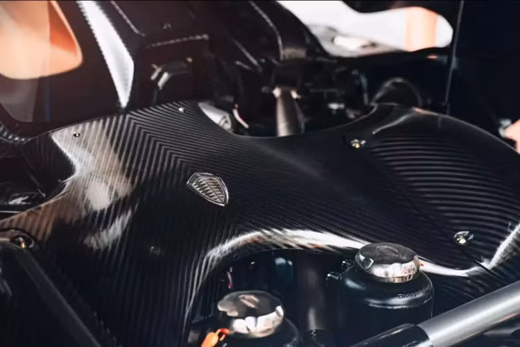 Kể từ đó đến nay đã hơn 18 tháng, và tung tích của chiếc xe Koenigsegg Regera chỉ mới được ông Hoàng Kim Khánh tiết lộ qua các bức ảnh mới nhất.