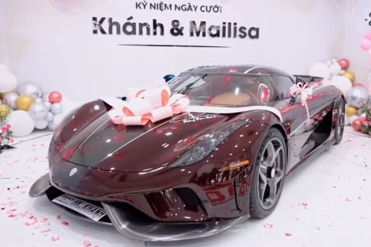 Xe có khả năng tăng tốc từ vị trí xuất phát lên 100 km/h trong thời gian 2,8 giây trước khi đạt vận tốc tối đa 400 km/h. Mức giá xe Koenigsegg Regera được vợ Hoàng Kim Khánh chia sẻ vào khoảng gần 200 tỷ đồng.
