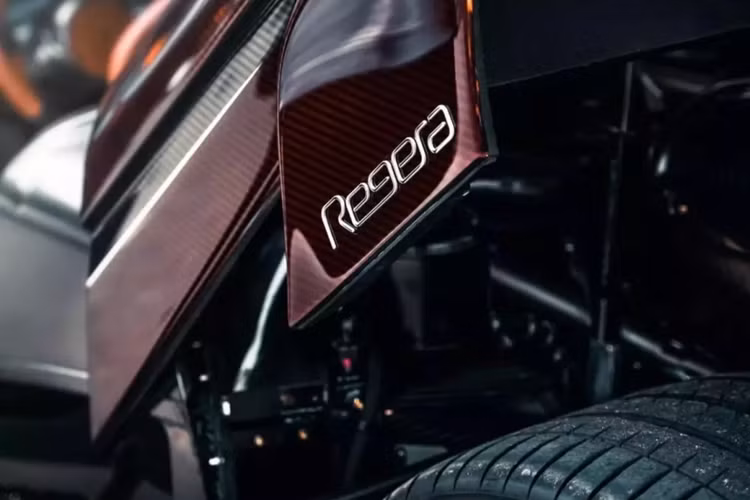 Cụ thể là trong hành trình phượt từ Hà Nội đi Hải Dương, chiếc siêu xe Koenigsegg Regera triệu đô đã bị hỏng, Hoàng Kim Khánh nhanh chóng đưa xe về lại Sài Gòn để sửa chữa