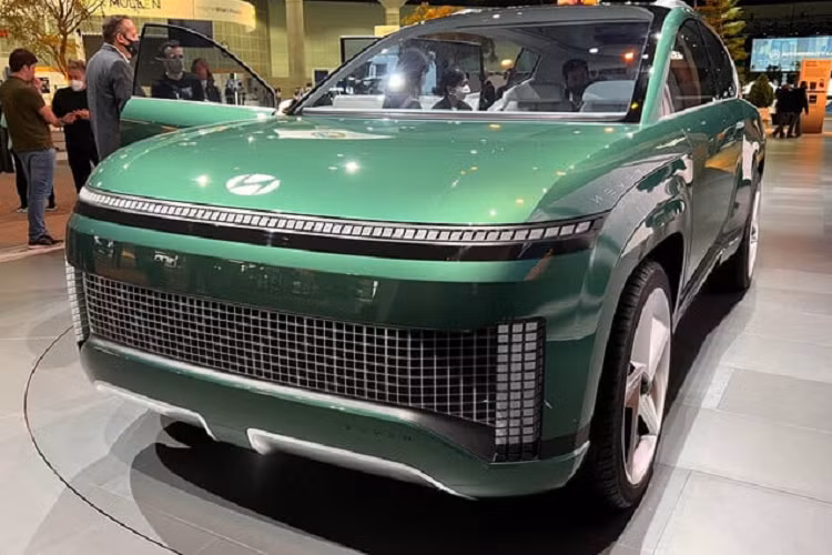 Nó có kích thước tương tự như mẫu Hyundai Palisade đầy hầm hố. Một số dự đoán cho rằng mẫu xe này sẽ sở hữu gói pin 77,4 kWh như Ioniq 5 và Ioniq 6 khi được sản xuất thương mại.