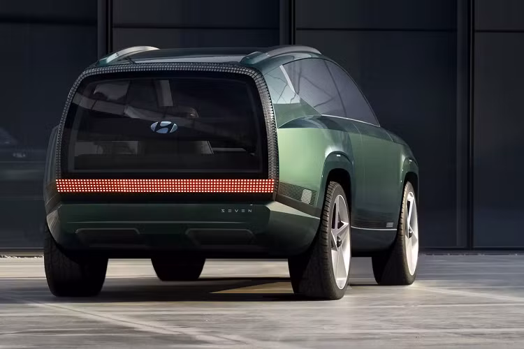 Tuy nhiên một số thông tin mới đây lại cho thấy Hyundai đang nhắm đến phạm vi hoạt động của xe có thể hơn 483 km và đi kèm là sạc 350 kW (có thể sạc từ 10-80% chỉ trong 20 phút).