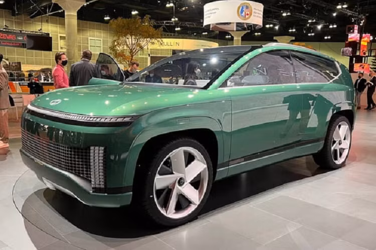 Mặc dù đã hơn một năm kể từ khi Hyundai Seven Concept chạy điện được giới thiệu lần đầu tại LA Auto Show năm ngoái, nhưng nó vẫn sẽ là tâm điểm của Triển lãm ô tô Montreal bởi đây là lần đầu tiên mẫu xe này được trưng bày tại Canada.
