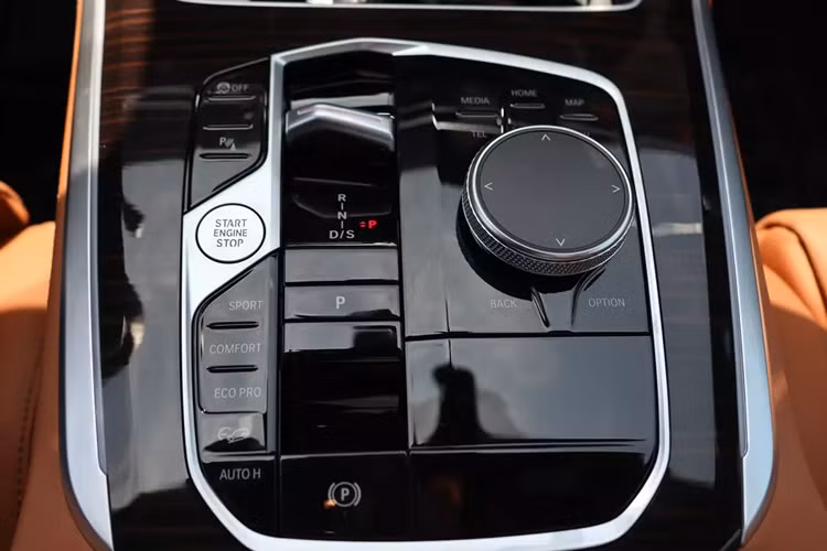 Tương tự đầu xe, khu vực phía sau của BMW X5 2024 cũng được cải tiến nhẹ với tạo hình 2 chữ "L" mới bên trong đèn hậu. Đèn phản quang của xe được chuyển xuống vị trí thấp hơn trong khi cản sau tích hợp tấm ốp gầm giả màu bạc nhám mới và 2 đầu ống xả giả hình chữ nhật.