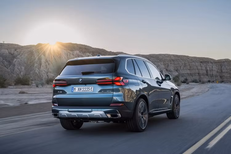 BMW X5 2024 tại Việt Nam dự kiến sẽ dùng hệ truyền động mild hybrid, kết hợp động cơ xăng 6 xi-lanh thẳng hàng, tăng áp, dung tích 3.0L với hệ thống điện 48V giúp bổ sung công suất 40 mã lực. Đây cũng là một chi tiết nữa mà X5 chia sẻ với X7. Nhờ đó, xe sở hữu công suất tổng cộng 375 mã lực và mô-men xoắn cực đại 540 Nm.