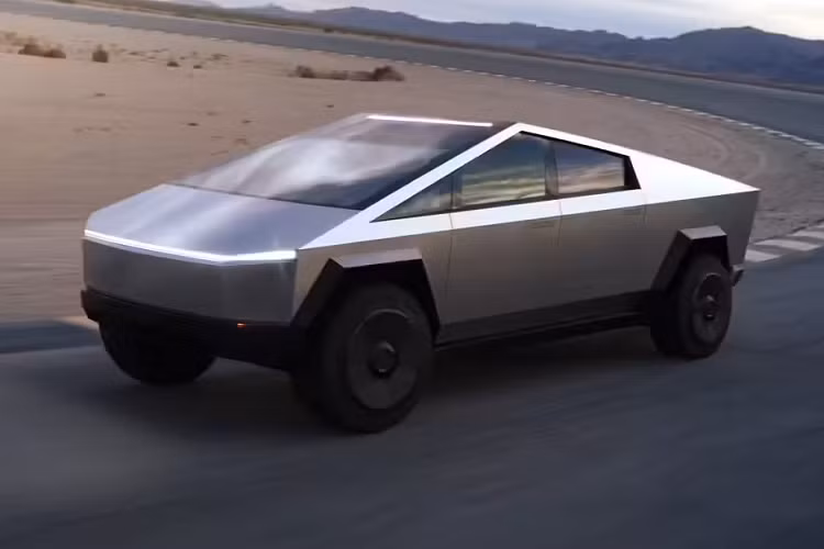 Mẫu xe Tesla Cybertruck thương mại được phát hiện không có nhiều điểm khác biệt so với bản mẫu được đặt tại bảo tàng Petersen. Theo đó, ngoài kích thước của toàn bộ xe tải có thể sẽ được giảm khoảng 10% và phiên bản được đưa vào sản xuất sẽ không có tay nắm cửa, mẫu xe gần như giống hoàn toàn với phiên bản mô hình.
